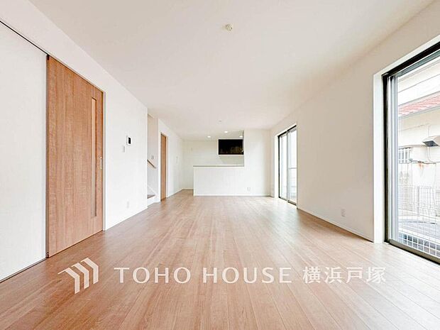 【Living room】明るく開放的な空間が広がるLDK。室内には豊かな陽光が注ぎ込み、爽やかな住空間を演出。ホームパーティーでもゲストと一緒に料理を楽しみながら楽しい時間を過ごせそう。