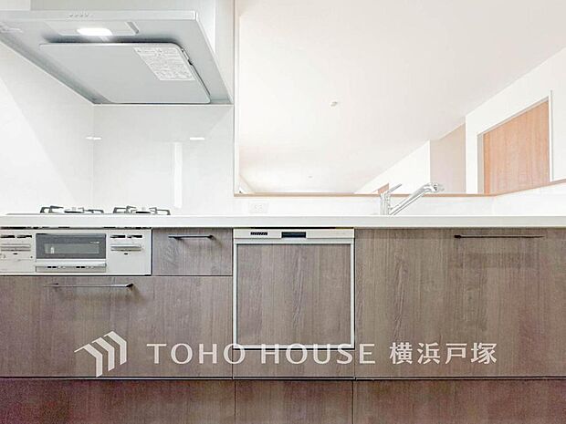 【Kitchen】手元の収納から、足元の収納までが全てスライド式で、奥のスペースまで有効に活用できます。奥まで上から見渡せるので、たまにしか使わない調理器具もサッと取出せます。