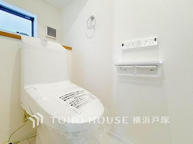 【Toilet】いつまでも清潔な空間であって頂けますように、目に留まるだけではなく、汚れをふき取り易いフロアと壁紙をチョイス致しました。洗浄便座になっておりますので、とても清潔にご使用いただけます。