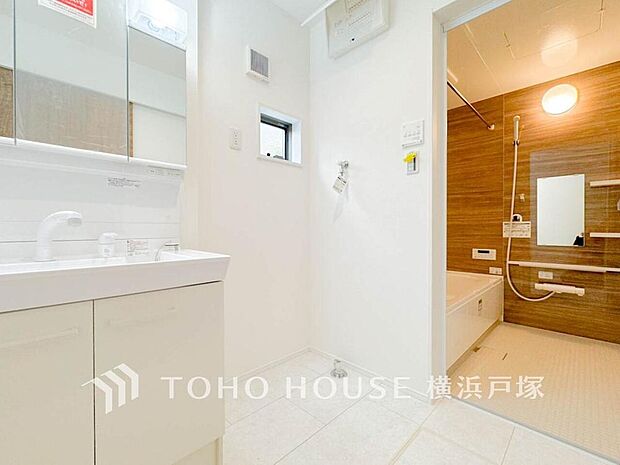 【Powder room】平日の朝であっても、落ち着きとくつろぎを感じられる。歯磨き粉が行方不明になるようなごちゃごちゃ感も解消。コーディネートされた空間で気持ちよく身だしなみを整えられます。