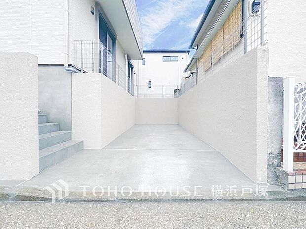 【Car space】ゆったりとした駐車スペースを確保いたしましたので、大きめのお車でも駐車可能です。自転車やバイクなど、ゆとりのある敷地で置き場所に困ることはないでしょう。