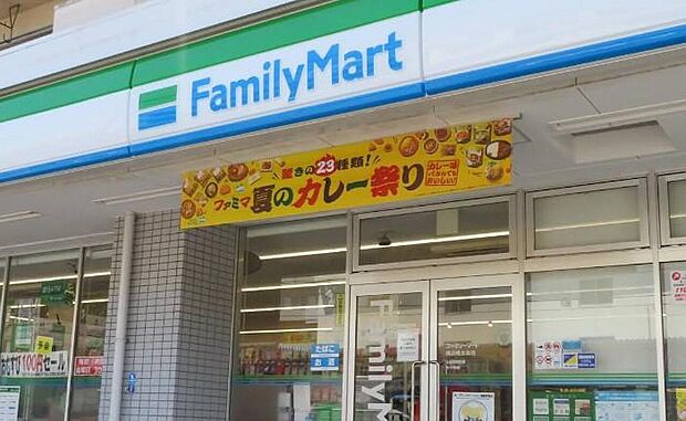 街角に灯る安らぎとモダンな活気のスポット。淹れたてのコーヒーと最新のトレンドが、日常のな隙間に心地よい句読点を打ちます。