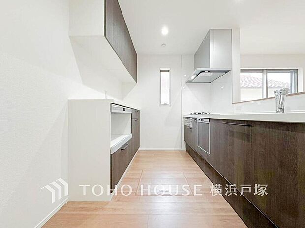 【Kitchen】誰もが使いやすいデザインにこだわったキッチン。プライベートスペースを彩るインテリアとしての美と、快適な日常を支える機能性と強さがひとつになったキッチンです。