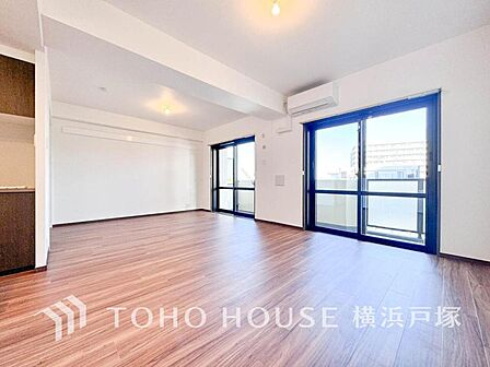 【Living room】くつろぎと交流の中心、広がる空間。温もりと光に包まれたリビングで、家族の絆が深まる毎日を。