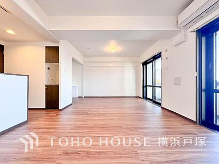 【Living room】家族みんなが爽やかに健やかに過ごせるように、溢れる光をたっぷり取り込んだリビングダイニング。集いの場、憩いの場としての快適性を求めたやすらぎの空間です。