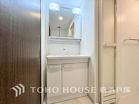 【Powder room】清潔感のあるプライベート空間は、身だしなみチェックや肌のお手入れに最適です。収納もあり、スッキリと見映えの良い空間に拵えました。時間に余裕とゆとりを持たせます。
