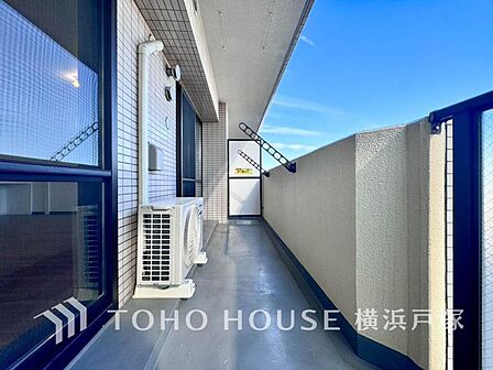 【Balcony】夜空の煌めきや、室内への通風や採光へ一役。ガーデニング等も充分に楽しめる広さを確保しております。