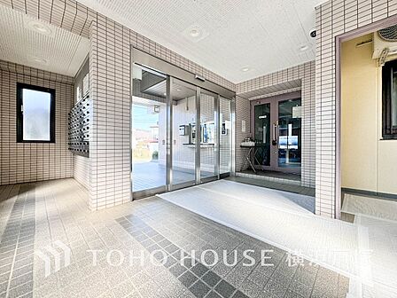【Entrance】洗練と温もりが調和するエントランスホール。訪れる人を心地よく迎え、特別な空間への期待感を高めます。