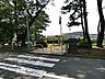 周辺：緑豊かな公園です。広々とした芝生広場や遊具があり、子どもから大人まで楽しめます。散策路や季節の植物も魅力で、地域住民の憩いの場として親しまれています。