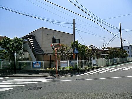 認可保育園。周囲には公園が多く、自然に触れながらのびのびと過ごせる環境が整っています。