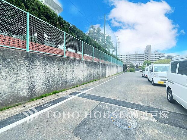 【Frontal road】忙しく過ぎゆく日常を置き去るほど、ゆったりした時間が流れる住環境。「快適」は「家」と「街」と「環境」が調和した時に訪れるだと改めて感じさせてくれます。