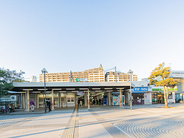 横浜駅へ乗り換えなしで約28分。市内はもちろん品川、新橋、東京など都心の駅へダイレクトアクセス可能。