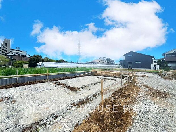 【Appearance】穏やかな風と陽光を導き、プライバシーに配慮された設計プランを採用し、居住性を一段と心地よいものにしています。(2026年4月撮影)