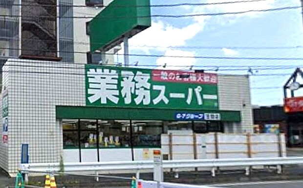 プロのクオリティを日常にシェアする、ストックライフのパントリー。世界中の豊かな味わいをスマートに手に取り、暮らしのパフォーマンスを軽やかに高める、機能美あふれるマーケットです。