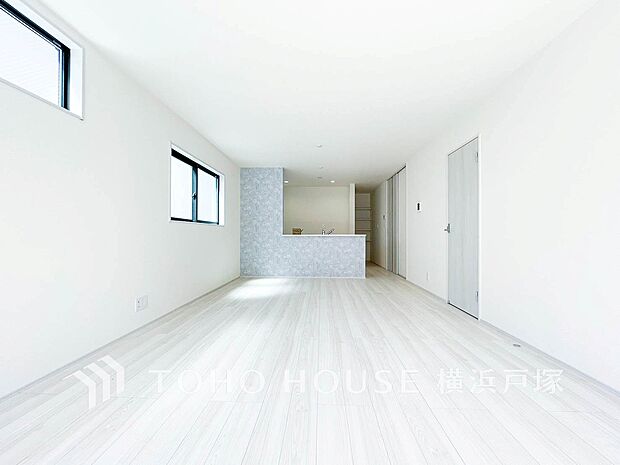 【Living room】家族みんなが爽やかに健やかに過ごせるように、溢れる光をたっぷり取り込んだリビングダイニング。集いの場、憩いの場としての快適性を求めたやすらぎの空間です。