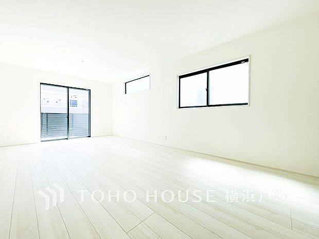 【Living room】家族が集い、笑顔があふれる空間。明るく広々としたリビングで、日常に贅沢なひとときを。