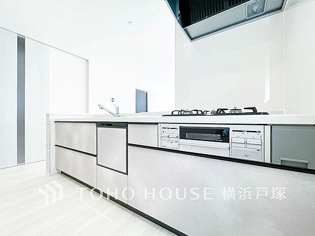 【Kitchen】手元の収納から、足元の収納までが全てスライド式で、奥のスペースまで有効に活用できます。奥まで上から見渡せるので、たまにしか使わない調理器具もサッと取出せます。