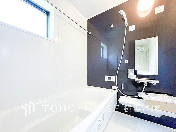 【Bathroom】1日の疲れを癒すバスルームは、心地よいリラックスを叶える清潔感溢れる美しい空間です。心からゆったりと寛いでいただけるよう、ゆとりのスペースを確保してます。