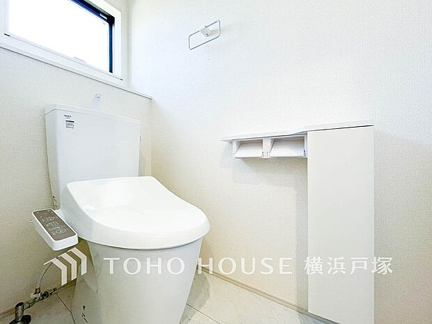 【Toilet】いつまでも清潔な空間であって頂けますように、目に留まるだけではなく、汚れをふき取り易いフロアと壁紙をチョイス致しました。洗浄便座になっておりますので、とても清潔にご使用いただけます。