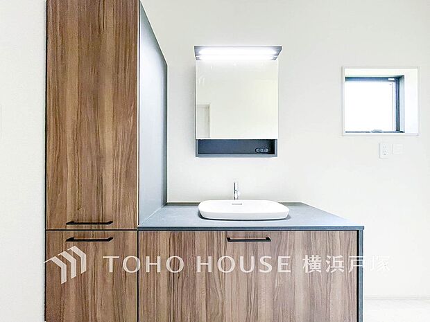 【Powder room】清潔感のあるプライベート空間は、身だしなみチェックや肌のお手入れに最適です。収納もあり、スッキリと見映えの良い空間に拵えました。時間に余裕とゆとりを持たせます。