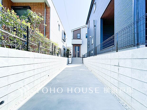 【Car space】住まいの外観と調和するカースペース。お車の乗り降りや荷物の出し入れも行いやすい駐車スペースです。