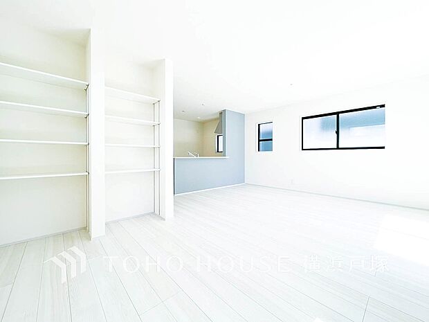 【Living room】家族と過ごすひと時を溢れる光が優しく包み込むリビングダイニング。家族とともに、心穏やかに過ごすひととき。家族との時間、自分の時間を大切にできる空間がここにあります。