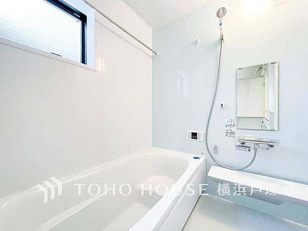 【Bathroom】1日の疲れを癒すバスルームは、心地よいリラックスを叶える清潔感溢れる美しい空間です。心からゆったりと寛いでいただけるよう、ゆとりのスペースを確保してます。