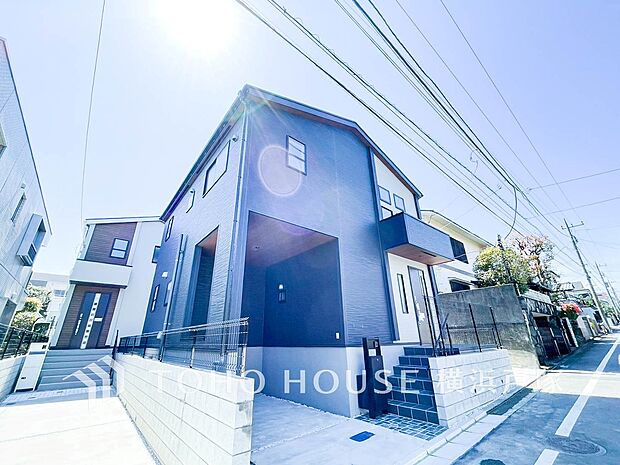 【Frontal road】周辺に建ち並ぶ邸宅も、それぞれに個性がありながらも全体的に瀟洒な雰囲気を醸し出している邸宅街の一角。