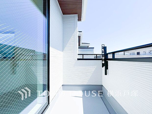 【Balcony】気持ちのいい空が見渡せる広いバルコニー。爽やかな風を感じて、心躍る素敵な暮らしがはじまります。