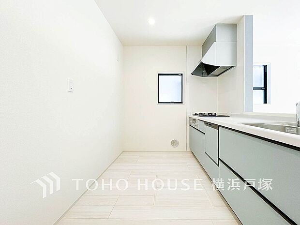 【Kitchen】ご家族みんなで調理ができる位のスペースを実現したキッチン空間となっております。みんなで作った料理を召し上がりながらの会話は、どのような物になるのでしょうか。