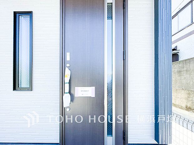 【Entrance】清潔感溢れる玄関がお出迎えする本邸宅の物語は、ここから始まる日常を期待させます。この場所には「希望」と「優越」で包み込んでくれる「特別」な空間があります。