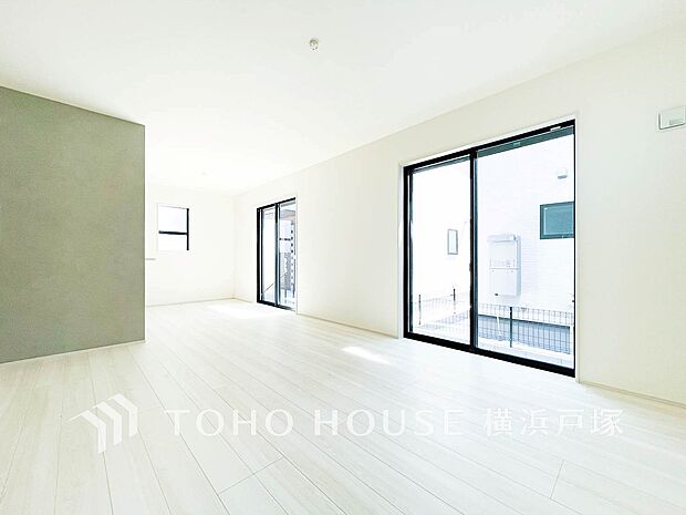 【Living room】広々としたリビングダイニングは、シックでモダンな内装。落ち着いた雰囲気に包まれて、伸びやかな空間の中で、ゆったりと家族団らんのひとときを過ごせます。