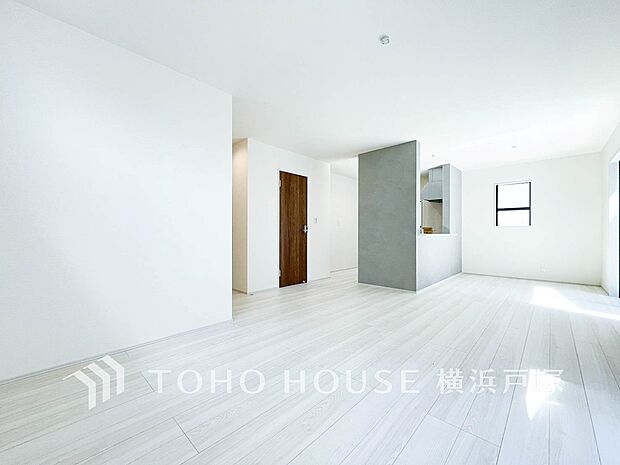 【Living room】柔らかな色合いのフローリングと清潔感の溢れるクロスが明るい空間を創り出しているリビングダイニング。憩いの場に相応しく、ここで楽しむ家族の時間が絆をより深めてくれそうです。