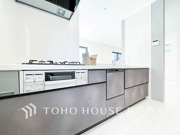 【Kitchen】手元の収納から、足元の収納までが全てスライド式で、奥のスペースまで有効に活用できます。奥まで上から見渡せるので、たまにしか使わない調理器具もサッと取出せます。