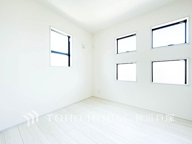 【Room】感性を育むプライベートルームはシンプルでスマートな空間。好みの空間で読書をしたり、音楽を聞いたりと一人の時間も充実したものにできます。