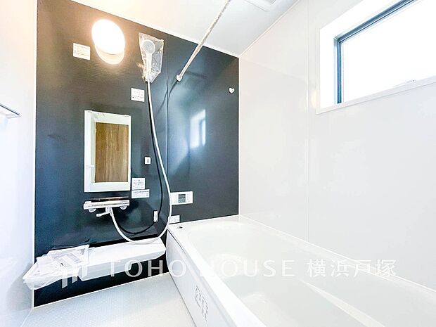 【Bathroom】1日の疲れを癒すバスルームは、心地よいリラックスを叶える清潔感溢れる美しい空間です。心からゆったりと寛いでいただけるよう、ゆとりのスペースを確保してます。