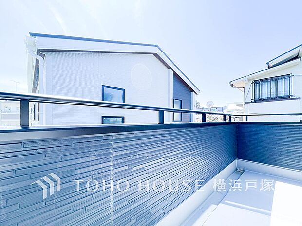 【Balcony】気持ちのいい空が見渡せる広いバルコニー。爽やかな風を感じて、心躍る素敵な暮らしがはじまります。