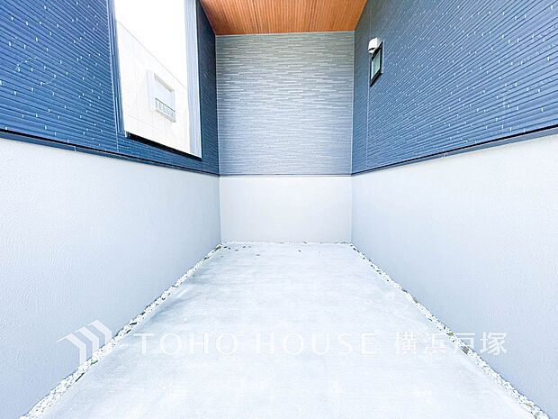 【Car space】住まいの外観と調和するカースペース。お車の乗り降りや荷物の出し入れも行いやすい駐車スペースです。