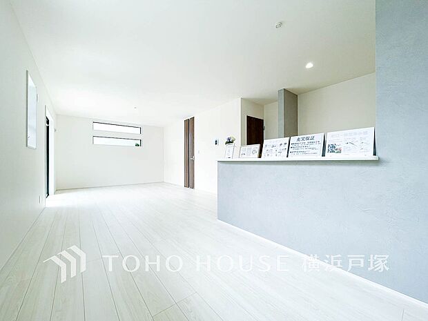 【Living room】光と風が溢れる開放的なリビングダイニングには自然と家族みんなが集まってきます。明るく穏やかな空気の中で飲んだり、食べたり、笑ったり。