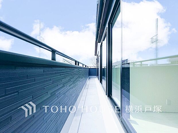 【Balcony】暮らしの中で光と風を演出してくれるバルコニー、見事なまでの開放的な空間を演出しながら、プライベート性も確保された空間は我が家の自慢です。