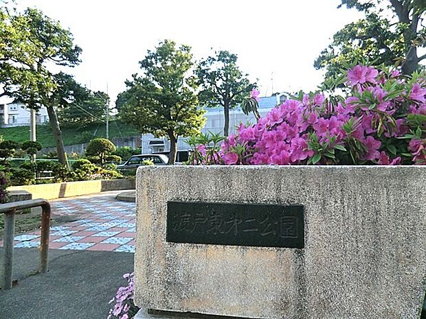日当たりの良い静かな公園です。小規模で遊具はありませんが、ベンチがあり散歩や休憩にぴったりの憩いの場です。
