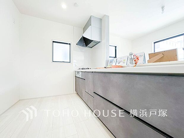 【Kitchen】内装の主役でもあり、日常活躍する重要な水回りでもあるからこそ機能性・デザイン性に力を入れております。お手入れのしやすいシステムキッチンを採用しております。