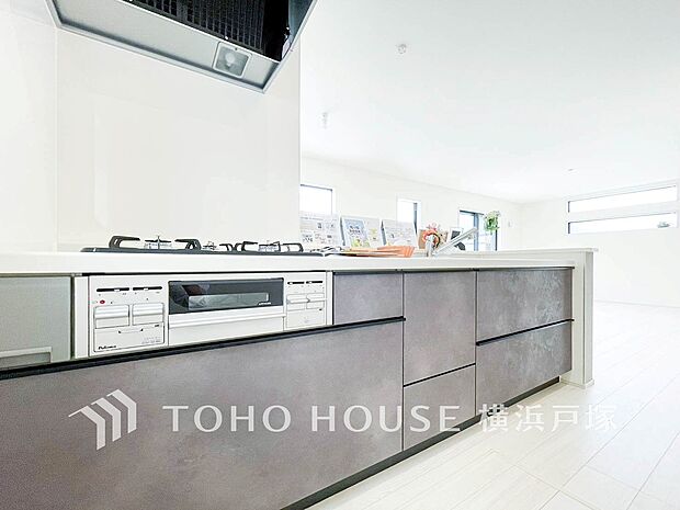 【Kitchen】長い時間滞在するキッチンだからこそ、食事の準備を楽しい時間に、忙しい時でもスムーズに無駄なく作業できる、お手入れも簡単にできるなど、毎日を楽しくするキッチンスペースに仕上げました。