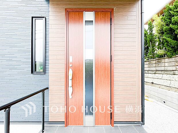 【Entrance】清潔感溢れる玄関がお出迎えする本邸宅の物語は、ここから始まる日常を期待させます。この場所には「希望」と「優越」で包み込んでくれる「特別」な空間があります。