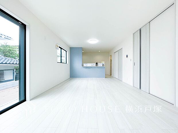 【Living room】ここにはみんなが集い、食事と楽しい会話が始まる。話に夢中になりすぎて、ついつい時を忘れてしまう。そんな束の間の幸せを感じさせてくれる場所。