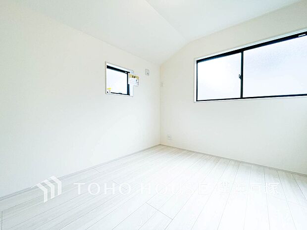 【Room】穏やかな風と陽光を導き、プライバシーに配慮された設計プランを採用し、居住性を一段と心地よいものにしています。明るく開放的な空間を演出しております。