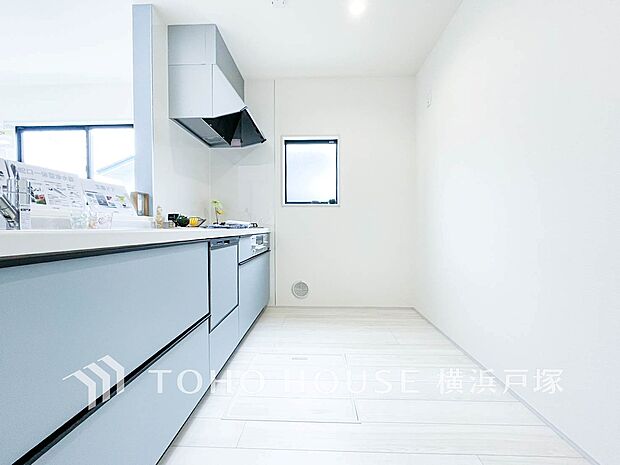 【Kitchen】ご家族みんなで調理ができる位のスペースを実現したキッチン空間となっております。みんなで作った料理を召し上がりながらの会話は、どのような物になるのでしょうか。