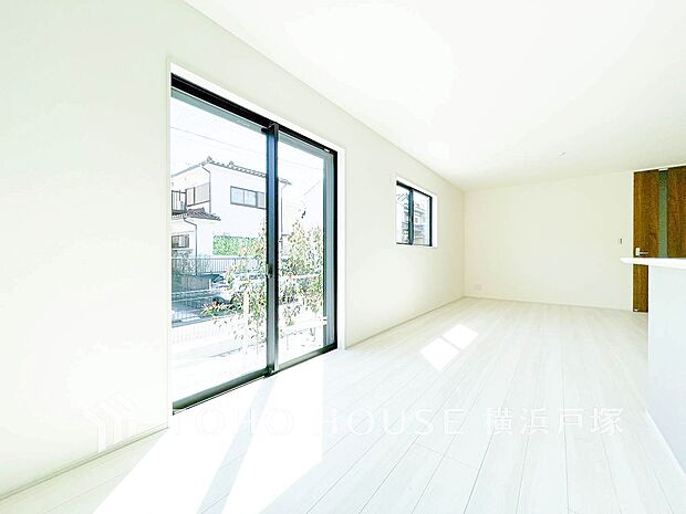 【Living room】くつろぎと交流の中心、広がる空間。温もりと光に包まれたリビングで、家族の絆が深まる毎日を。