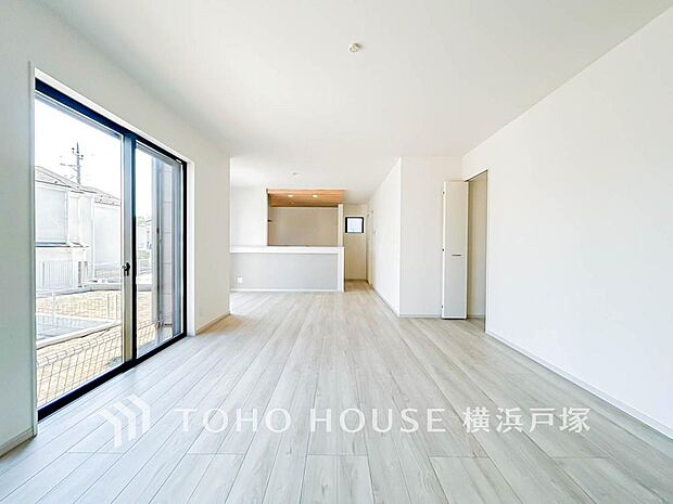 【Living room】一日の中で多くの時間を過ごすことになる住まいだからこそ、いつも穏やかな空間であるように心掛けています。構成する建材などへの配慮が、住まう方の健康を守ります。