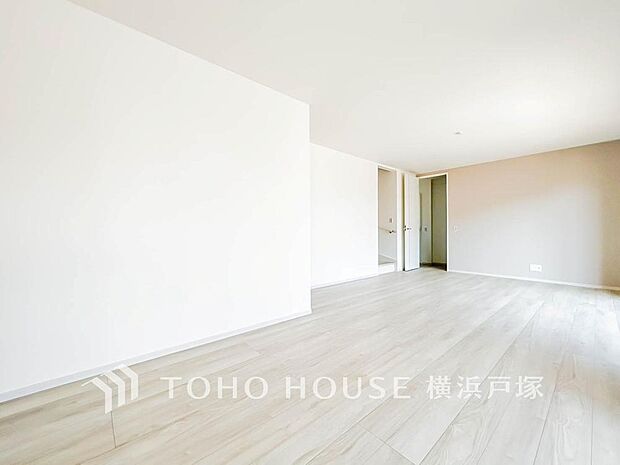 【Living room】広々としたリビングダイニングは、シックでモダンな内装。落ち着いた雰囲気に包まれて、伸びやかな空間の中で、ゆったりと家族団らんのひとときを過ごせます。